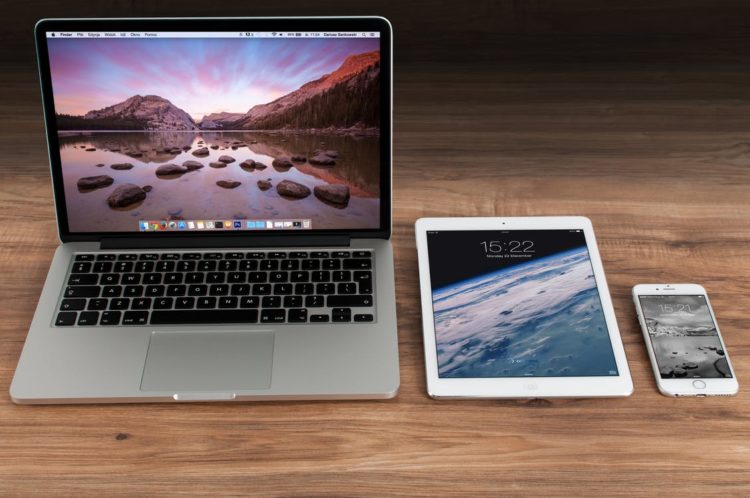 Photo by Pixabay from Pexels: https://www.pexels.com/photo/macbook-pro-beside-white-ipad-4158/