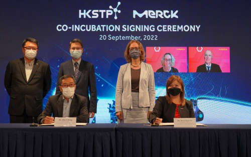 (Left to right – front row) Albert Wong, CEO of HKSTP and  Boon Huey Ee, Managing Director of Merck HK signed the co-incubation agreement to accelerate the growth of biotech startups in the city. Witnessing the signing ceremony were Stefanie Seedig, German Consulate General to Hong Kong and Macau (back row, centre); Eddie Mak, Permanent Secretary for Innovation, Technology and Industry (back row, second left); Dr. Sunny Chai, Chairman of HKSTP (back row, left); Liz Henderson, Regional Vice President, APAC, Merck (back row, second right); and Prof. Thomas Herget, Head of Merck Innovation Hub (back row, right).
