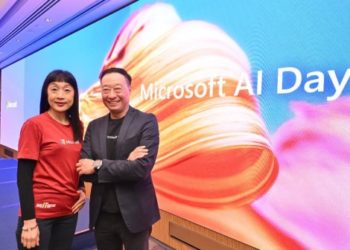 (L-R) Cally Chan, general manager of Microsoft Hong Kong & Macau with Fred Sheu, national technology officer at Microsoft Hong Kong