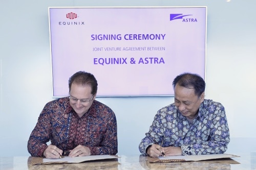 Jeremy Deutsch, president of Asia-Pacific, Equinix (left) and Santosa, director of Astra (right) sign the agreement to establish a joint venture company in Indonesia.