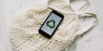 Photo by ready made: https://www.pexels.com/photo/mobile-phone-with-green-recycling-sign-and-mesh-bag-3850512/
