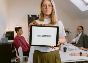 Photo by Tima Miroshnichenko: https://www.pexels.com/photo/serious-face-woman-holding-a-tablet-computer-with-a-word-investments-on-the-screen-6913232/