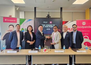 From left to right: Robert Jay Sumulong, Smart Category Head, IoT Solutions; Jackielyn Ang, PLDT Enterprise IT and Platforms Head; Albert Villa-Real, PLDT Global President and CEO and PLDT Enterprise Revenue Group Head; Leopoldo De Castro Jr., foodpanda Philippines Finance Director; Luis Antonio Yanga, foodpanda Philippines Commercial Director; and Timothy Ong, foodpanda Philippines Head of Vendor Performance and Projects