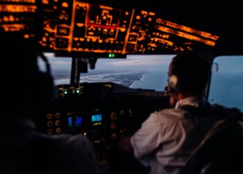 Photo by Kelly    : https://www.pexels.com/photo/anonymous-pilots-in-aircraft-cockpit-flying-over-sea-4269517/