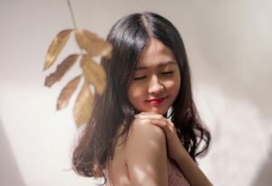 Photo by Min An: https://www.pexels.com/photo/woman-wearing-brown-sleeveless-top-819808/