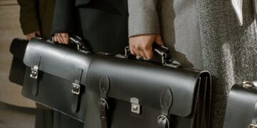 Photo by cottonbro studio: https://www.pexels.com/photo/businessman-fashion-woman-legs-6535346/