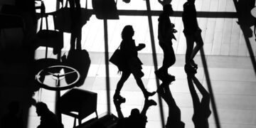 Photo by Yusuf Timur Çelik: https://www.pexels.com/photo/silhouettes-of-people-walking-10214283/