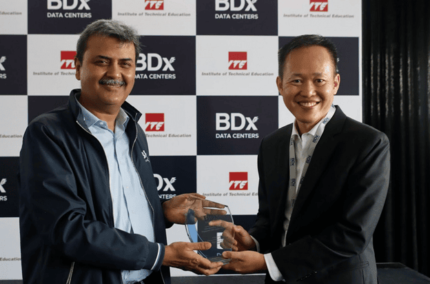 Photo: MoU Ceremony with Plaque Presentation between Mr Mayank Srivastava, chief executive officer of BDx Data Centres and Mr Peter Lam, chief executive officer of Singapore's Institute of Technical Education, ITE