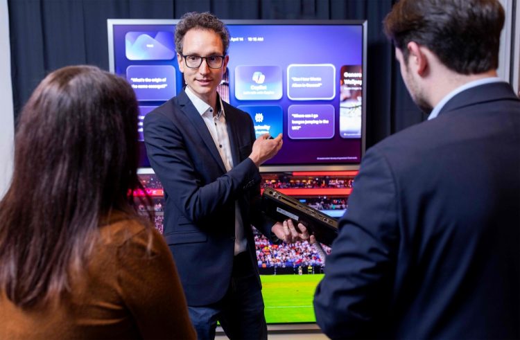 Steffen Greb from Samsung’s ECSO demonstrates the Art mode and explains the Vision AI Companion