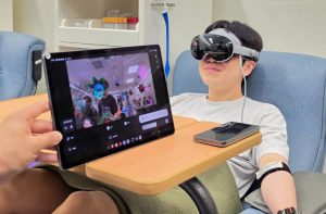 PHOTO ▲ Samsung employees use Galaxy XR while donating blood during the campaign at Samsung Digital City.